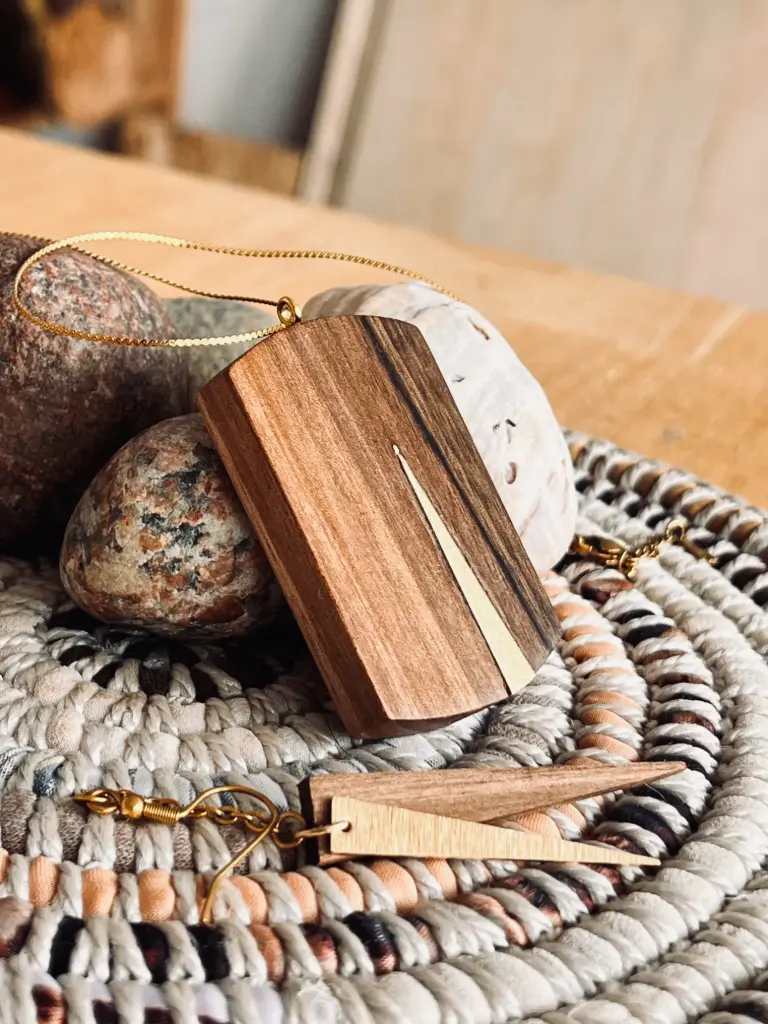 Brass on walnut - Necklace & Earrings Set