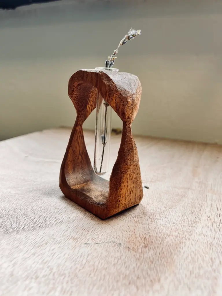 Handgeschnitzte Vase – Schwarznuss mit Glaseinsatz