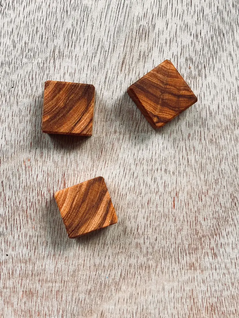 Set aus 3 Kühlschrankmagneten – Italienisches Olivenholz