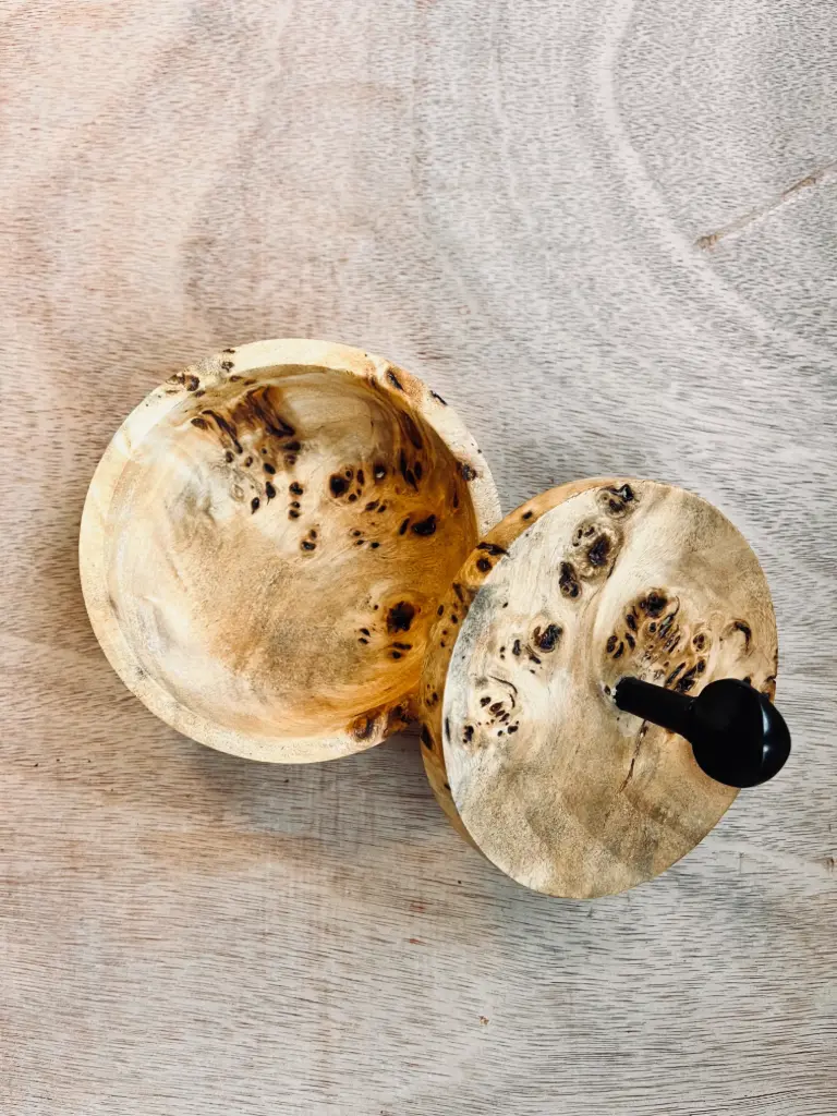 Gedrehte Schachtel aus Pappel-Wurzelholz – mit Griff aus Ebenholz