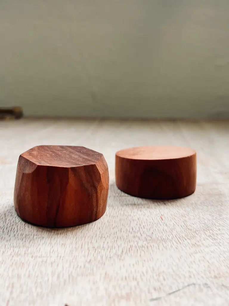 [MAG-AP1] Set aus 2 handgeschnitzten Apfelholz-Magneten