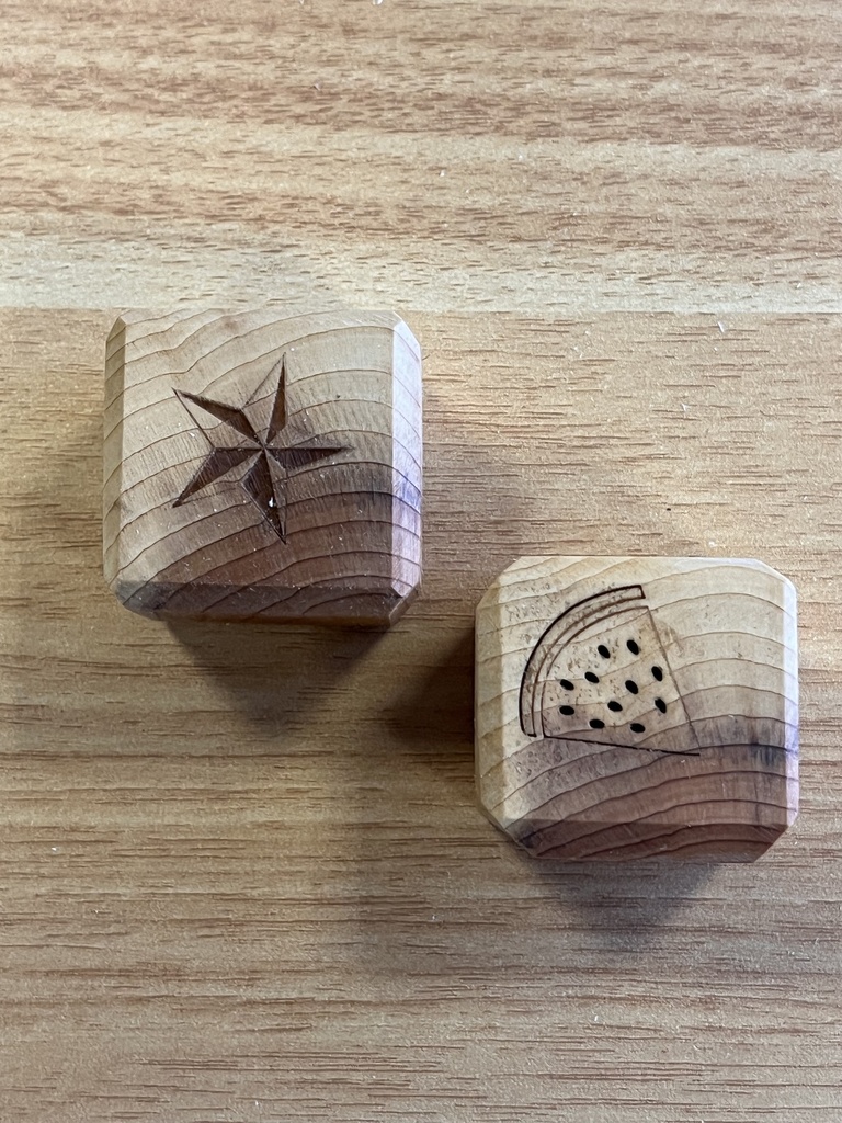 Handgeschnitzte Linke Kühlschrankmagnete aus Holz – 2er-Set