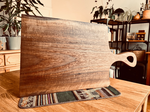 [CB-WL1] Walnut wood cutting board - Live edge
